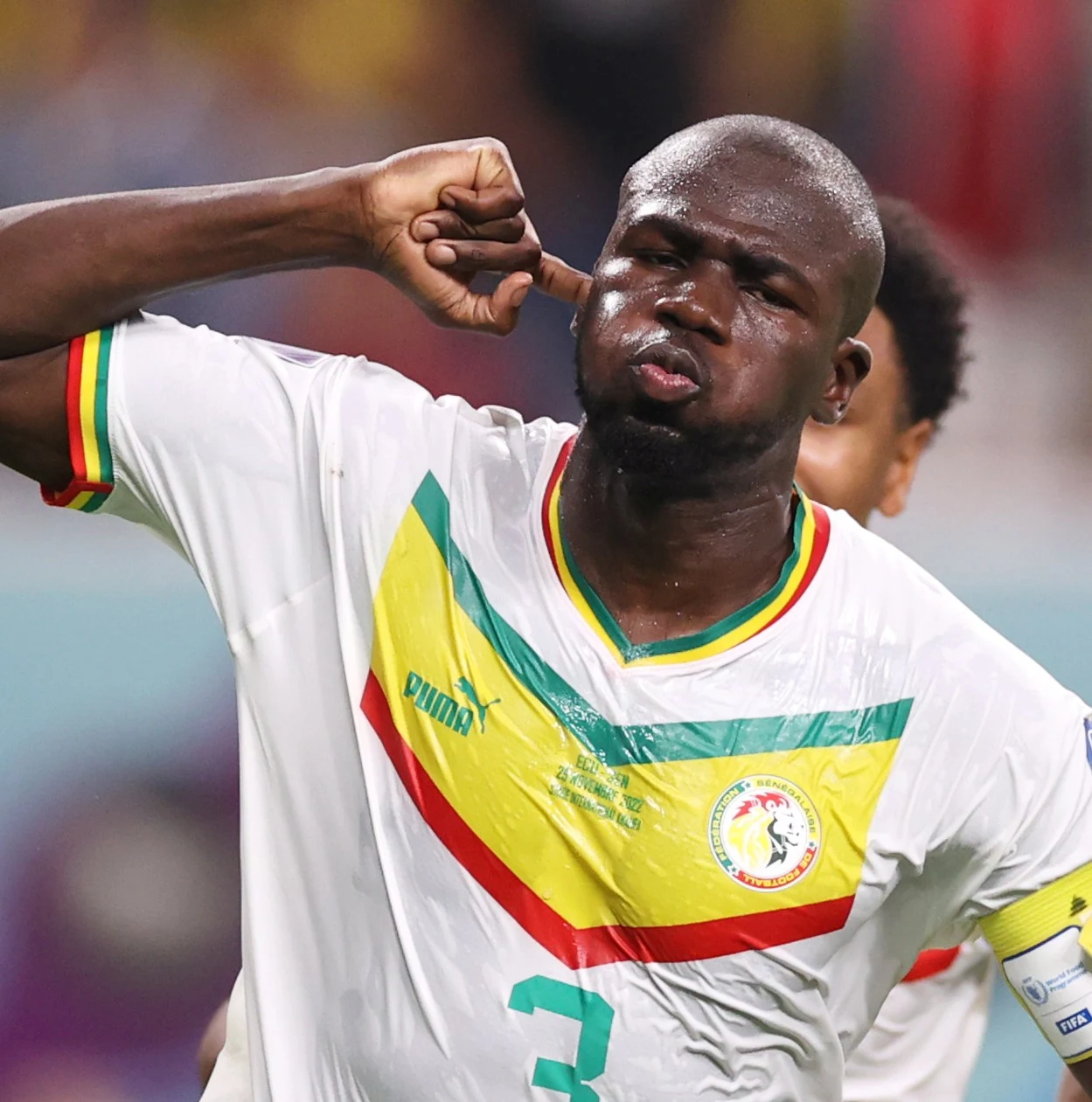 Kalidou Koulibaly célèbre un but avec le brassard de capitaine du Sénégal